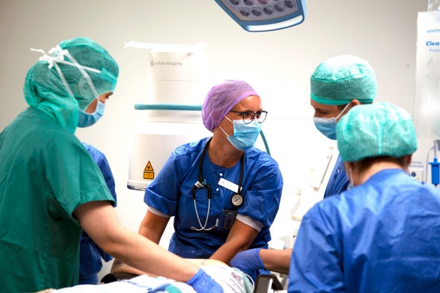 Anestesisykepleier jobber sammen med sine kolleger